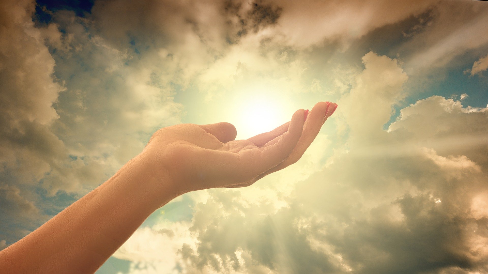 Main orienté vers le ciel et le soleil symbolisant la purification énergétique par les mains. La guérison est transmis par la lumière divine des mains.