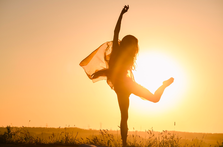 Une personne qui est dans la joie et le bonheur grâce au soin unique et personnalisé.